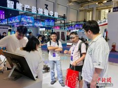 问AI眼镜初创可调合像距手艺